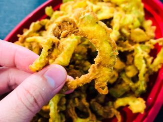 Peria goreng rangup keemasan disalut tepung Bestari, disusun dalam pinggan untuk hidangan snek atau lauk.