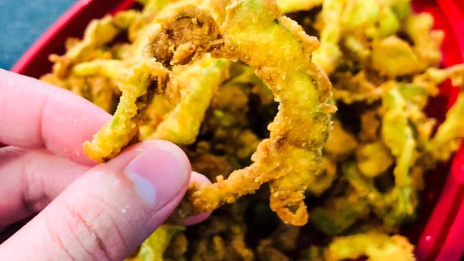 Peria goreng rangup keemasan disalut tepung Bestari, disusun dalam pinggan untuk hidangan snek atau lauk.