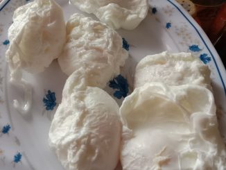 Telur bulat cantik dalam kuah masak lemak kuning yang pekat beraroma