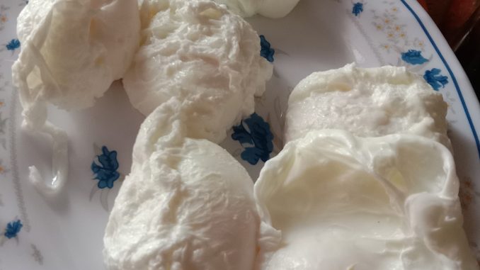 Telur bulat cantik dalam kuah masak lemak kuning yang pekat beraroma