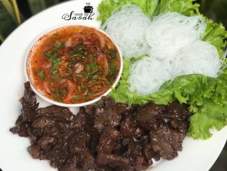 Daging Harimau Menangis yang diperap dan siap dihidang bersama sos Thai pedas