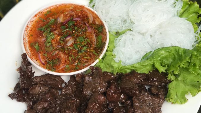 Daging Harimau Menangis yang diperap dan siap dihidang bersama sos Thai pedas