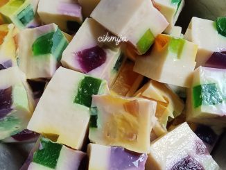 Potongan agar-agar kristal berwarna dadu kecil