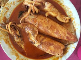 Kari sotong gaya kampung dengan kuah pekat beraroma daun kari dihidang bersama nasi putih