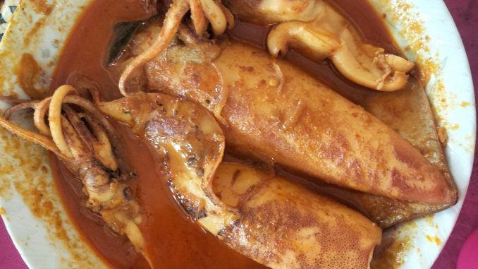 Kari sotong gaya kampung dengan kuah pekat beraroma daun kari dihidang bersama nasi putih