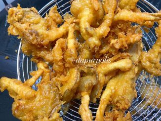 Cendawan goreng crispy homemade yang rangup dan keemasan, disusun dalam pinggan putih.
