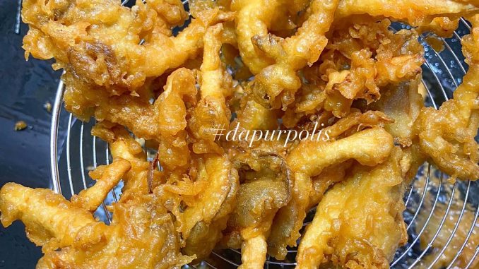 Cendawan goreng crispy homemade yang rangup dan keemasan, disusun dalam pinggan putih.
