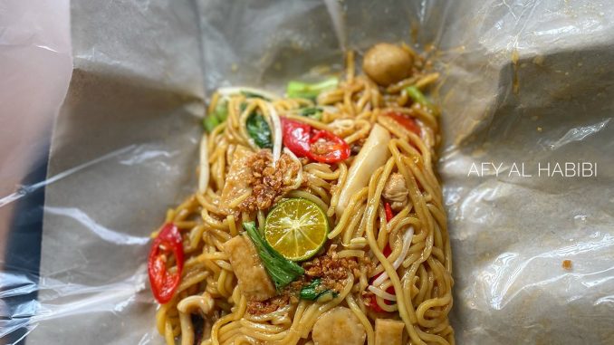 Mee goreng bungkus pedas manis dibungkus surat khabar gaya lama, penuh isi ayam dan sotong