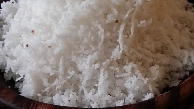 Kelapa parut dikukus dan disimpan dalam pek kecil untuk tahan lama dan kekal segar