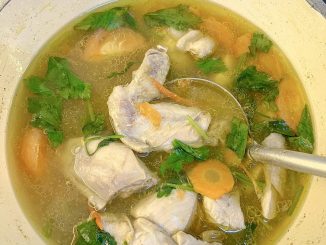 Sup ayam sedap dengan rempah 4 sekawan, tomato, lobak merah dan daun sup