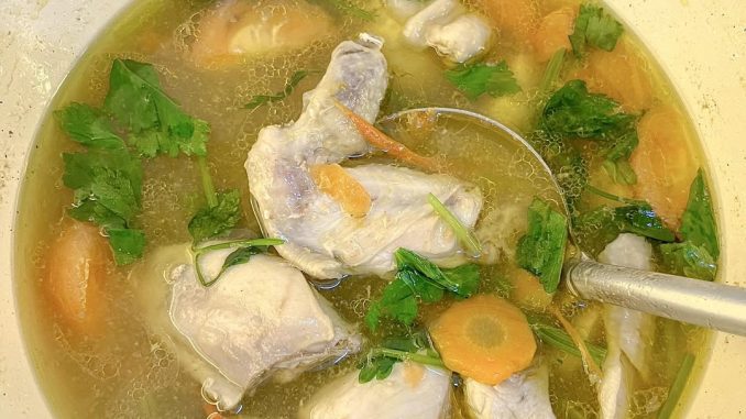 Sup ayam sedap dengan rempah 4 sekawan, tomato, lobak merah dan daun sup