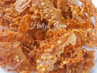 Rempeyek kacang dal homemade yang rangup atas dulang