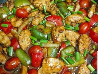Ayam masak kicap dan black pepper dengan hirisan capsicum, tomato ceri dan daun bawang, dihidang panas bersama nasi putih.