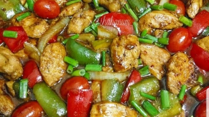 Ayam masak kicap dan black pepper dengan hirisan capsicum, tomato ceri dan daun bawang, dihidang panas bersama nasi putih.