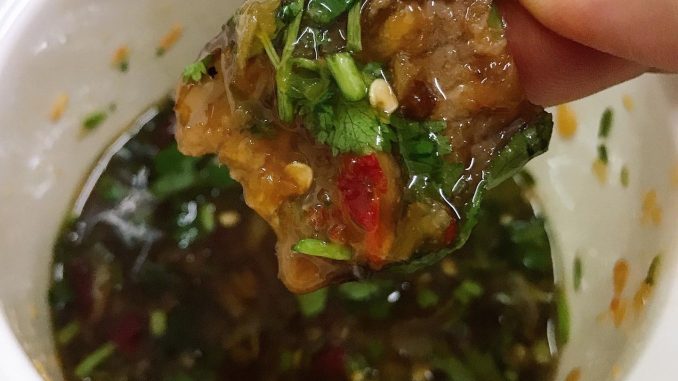 Daging bakar Danok dipotong nipis disiram sos Thai pedas