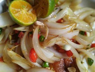 Ikan terubuk masin goreng garing disiram dengan tumisan bawang dan cili, siap untuk dihidang.