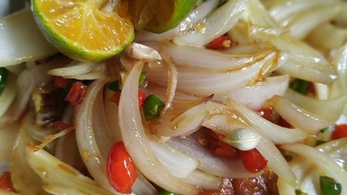 Ikan terubuk masin goreng garing disiram dengan tumisan bawang dan cili, siap untuk dihidang.