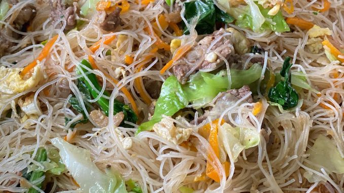 Sepinggan bihun Singapore yang digoreng sempurna dengan udang, telur, kucai dan sayur.