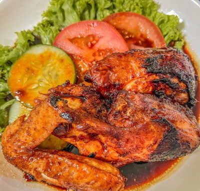 Ayam roasted yang digoreng garing keemasan, kelihatan rangup dan juicy.