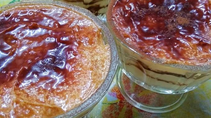Lapisan biskut tiramisu kastard dalam bekas kaca, ditabur dengan serbuk milo.