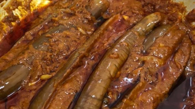 Kuah pajeri terung pekat bersama potongan terung panjang dimasak sempurna.