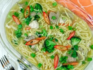 Semangkuk mee sup sempoi dengan ayam, bebola daging dan taburan daun sup segar