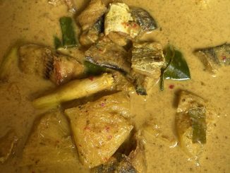 Gulai lemak ikan masin dan nenas berkuah pekat, dimasak bersama santan dan cili api