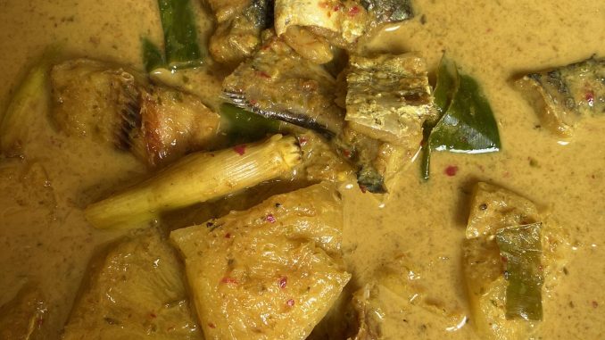 akakpesan Gulai lemak ikan masin dan nenas berkuah pekat, dimasak bersama santan dan cili api