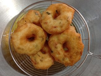 Ulunthu vadai gebu dan rangup tanpa bahan pengawet, siap digoreng keemasan