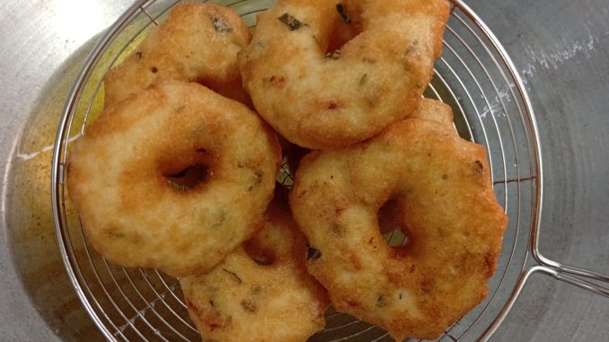 Ulunthu vadai gebu dan rangup tanpa bahan pengawet, siap digoreng keemasan