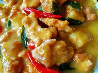 Ayam masak butter berkrim dengan daun kari dan sos lemak berwarna kuning.