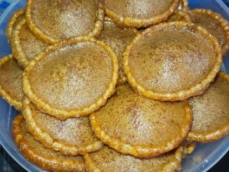 Cucur Jawa garing dan sedap, snek tradisional Malaysia, renyah di luar dan lembut di dalam.