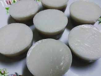 Kuih talam gula merah dua lapis dalam acuan lompang kecil, sedia untuk dihidang.