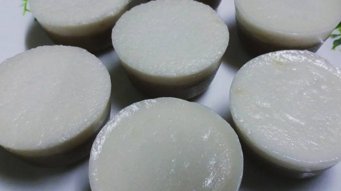 Kuih talam gula merah dua lapis dalam acuan lompang kecil, sedia untuk dihidang.