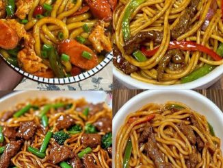 Mee udon goreng pedas dengan sosej, telur dan cili hijau – disajikan panas dalam pinggan.