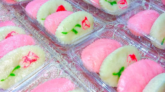 Apam nasi kukus lembut dan gebu dihidang bersama kelapa parut – kuih tradisional Melayu yang mudah dan sedap.