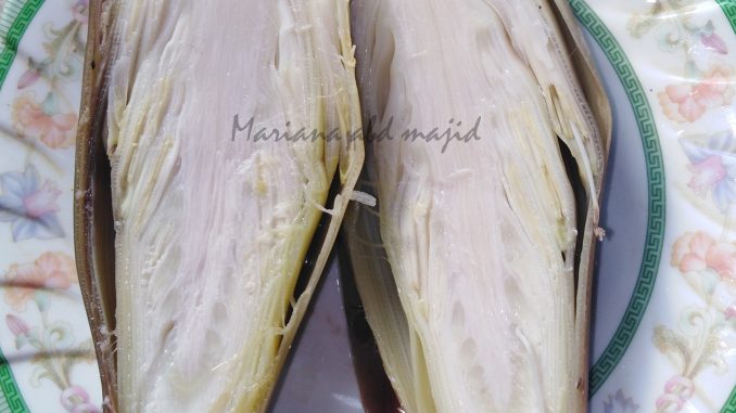 Jantung pisang rebus yang masih putih dan segar selepas direndam air sejuk – tanpa guna garam atau asam.