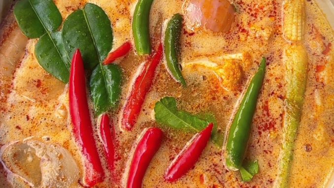 Semangkuk Tom Yum Bangkok style dengan sotong, udang lipan, bunga kobis dan cili padi dalam kuah merah pedas yang pekat dan wangi.