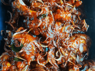 Ayam Bawang siap dimasak dengan bawang goreng dan kuah rempah yang pekat, dihidang bersama nasi putih.