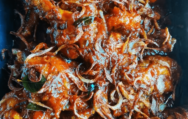 Ayam Bawang siap dimasak dengan bawang goreng dan kuah rempah yang pekat, dihidang bersama nasi putih.