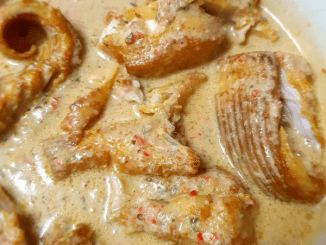 Pecel ikan pari berkuah santan pedas dengan cili dan belacan, dihidang bersama nasi putih.