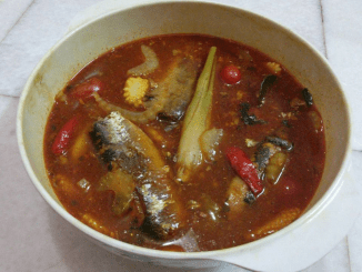 Tomyam sardin masam pedas dengan serai, daun limau purut, tomato dan baby corn