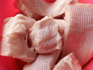 Cara hilangkan bau hancing ikan pari dengan rendam air limau dan asam jawa supaya lebih segar dan tidak berbau