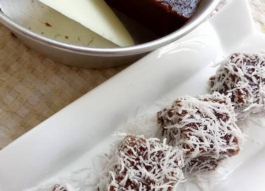 Kuih kaswi kukus berwarna perang dengan taburan kelapa parut di atas, disusun cantik untuk hidangan minum petang.