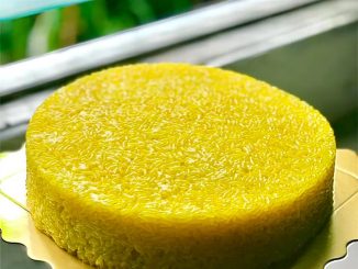 Pulut kuning tradisional lembut dan berkilat disajikan bersama rendang daging