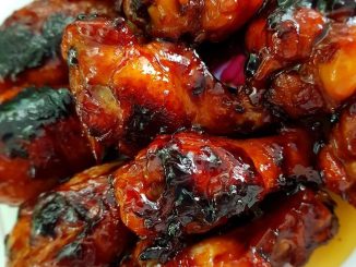 Ayam masak madu melekit berkilat dan berkaramel dalam pinggan – resepi mudah, sedap dan wangi macam restoran.