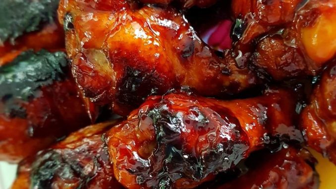 Ayam masak madu melekit berkilat dan berkaramel dalam pinggan – resepi mudah, sedap dan wangi macam restoran.