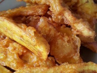 Pisang goreng rangup keemasan, siap dihidangkan untuk minum petang.