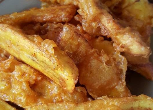 Pisang goreng rangup keemasan, siap dihidangkan untuk minum petang.