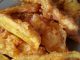 Pisang goreng rangup keemasan, siap dihidangkan untuk minum petang.